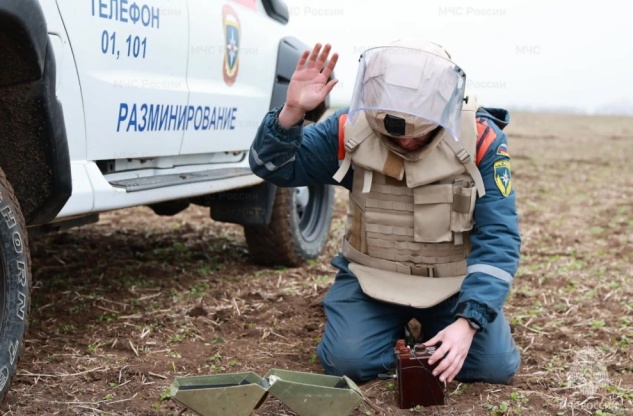 В Крыму пиротехники МЧС России обезвредили авиабомбу массой 500 кг