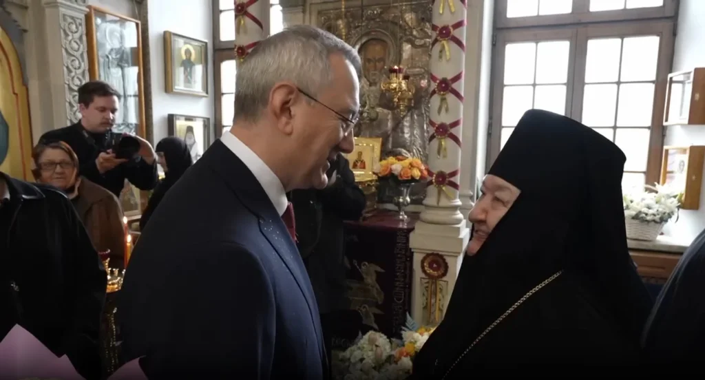 Губернатор Владислав Шапша поздравил с днем рождения матушку Николаю