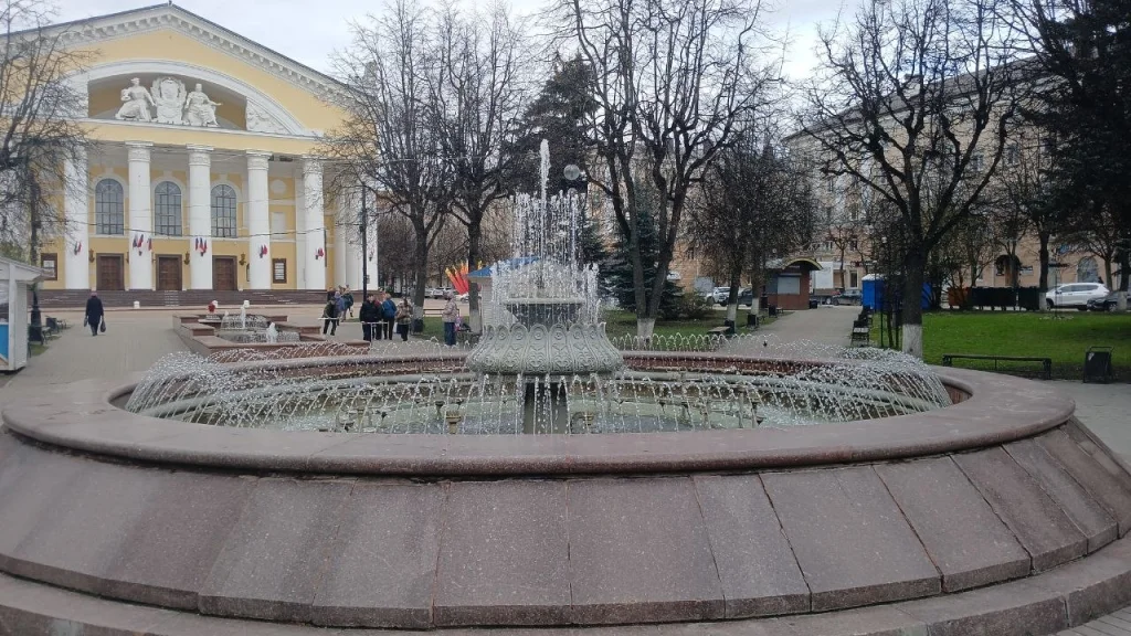 В Калуге включили фонтаны на Театральной площади