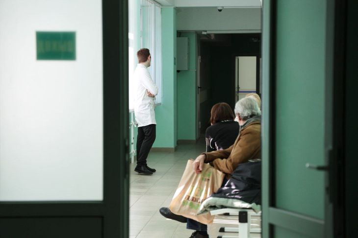 Врач, пострадавший от агрессивной пациентки в Симферополе, вернулся к работе