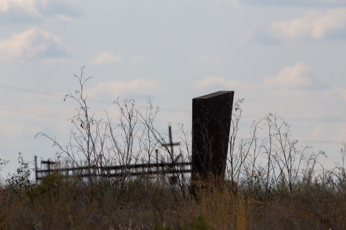 В Думиничах подростки разгромили захоронения на новом кладбище