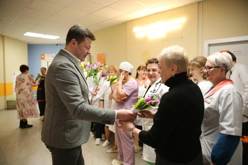 Депутаты поздравили врачей и волонтёров