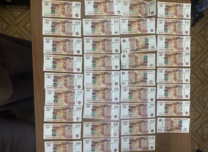 Курьер мошенников помог украсть у жительницы Алушты 720 тысяч рублей и 1300 долларов