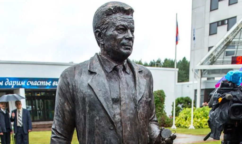 6 сентября в Калуге установили памятник Святославу Федорову