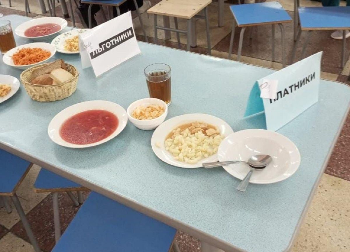 Власти назвали техошибкой и недопонимаем таблички для «льготников» и «платников» в школьных столовых Калуги