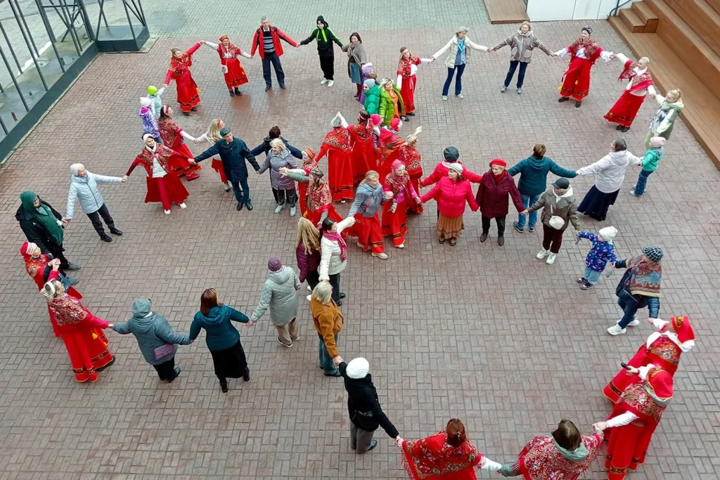 В Калуге устраивают массовые хороводы