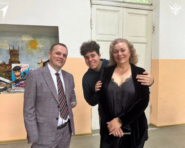 Держит кисточку зубами: крымский художник провёл творческую встречу в госпитале Симферополя