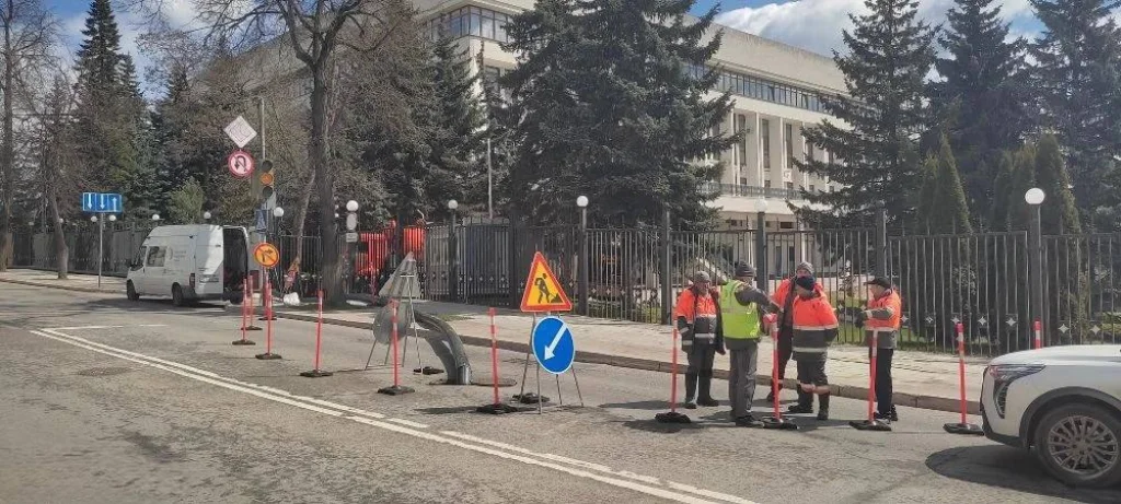 В Калуге занялись ремонтом коллектора на улице Набережной