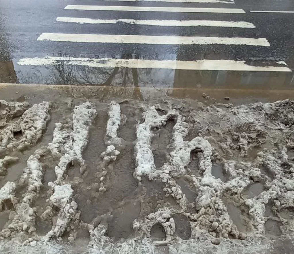 Калужане не могут перейти дорогу по пешеходному переходу