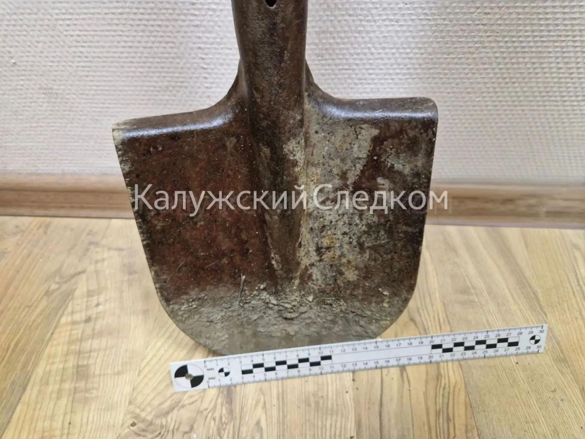 Мужчину заставили копать себе могилу и били лопатой и шампуром в Калужской области