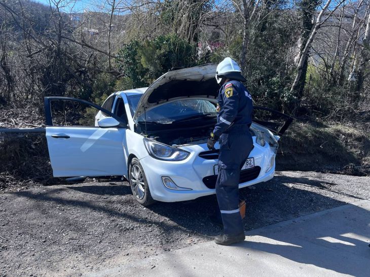 На трассе Алушта-Ялта микроавтобус протаранил легковушку