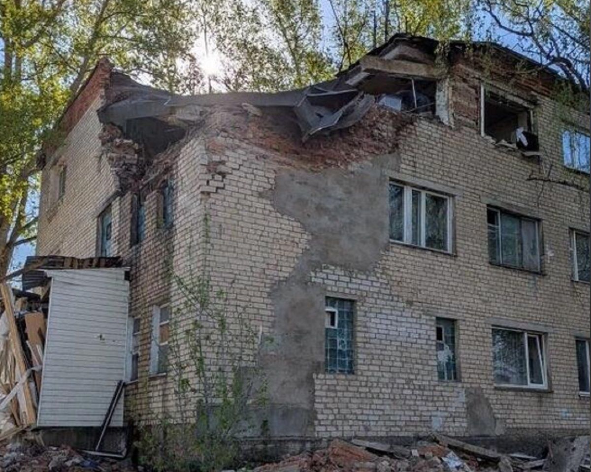 Из разрушенного взрывом газа общежития в Малоярославце эвакуированы 40 человек, включая пятерых детей