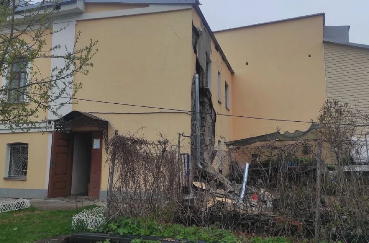«Стена стала мокнуть, а потом рухнула»: жилец старинного дома в Калуге рассказал о ЧП