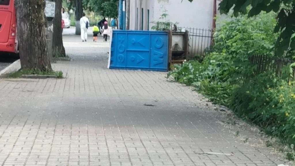 Возле сквера Медсестёр несколько дней валяется туалетная кабинка для водителей 