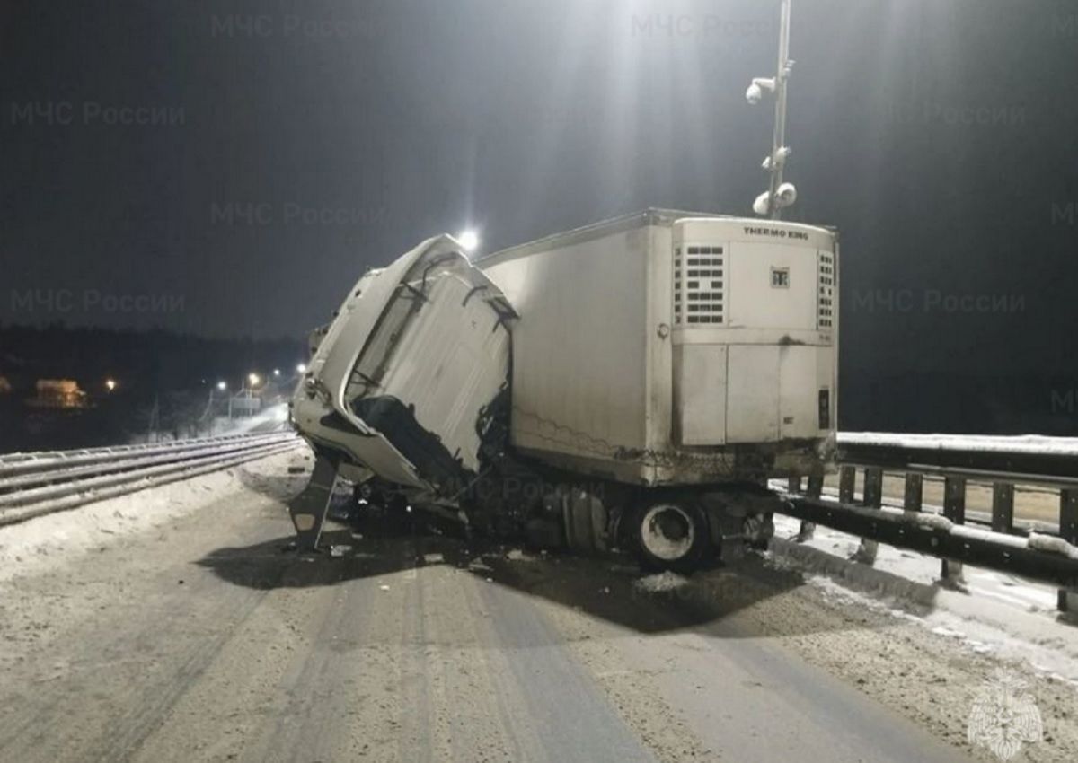 Фура въехала в отбойник на трассе в Калуге