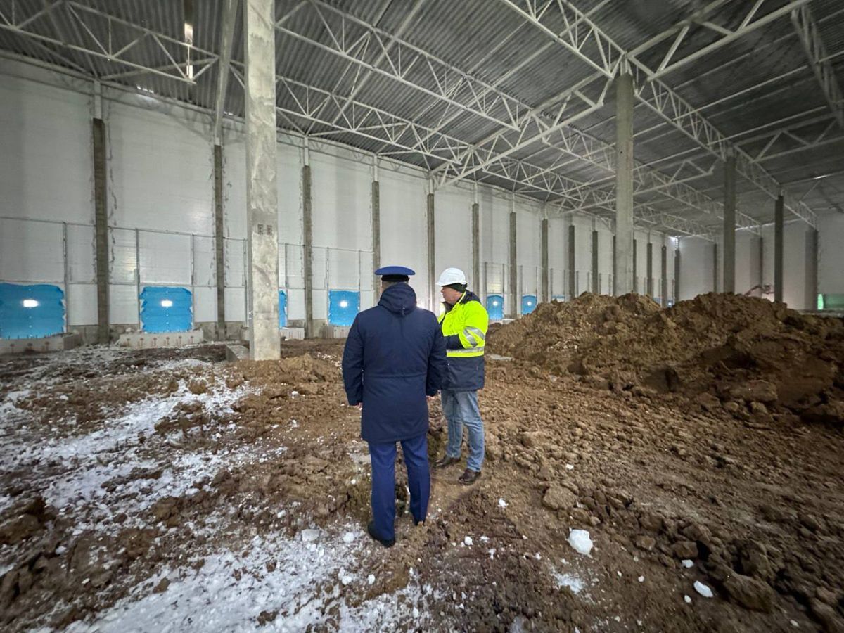 Разбился насмерть рабочий, убиравший снег с крыши в Калужской области