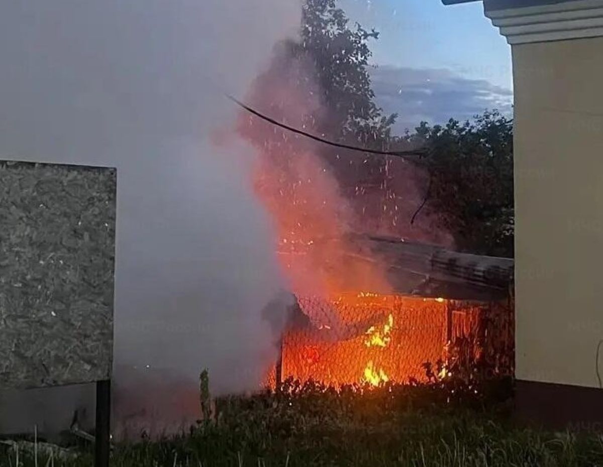 Человек пострадал в горящем гараже в калужской деревне