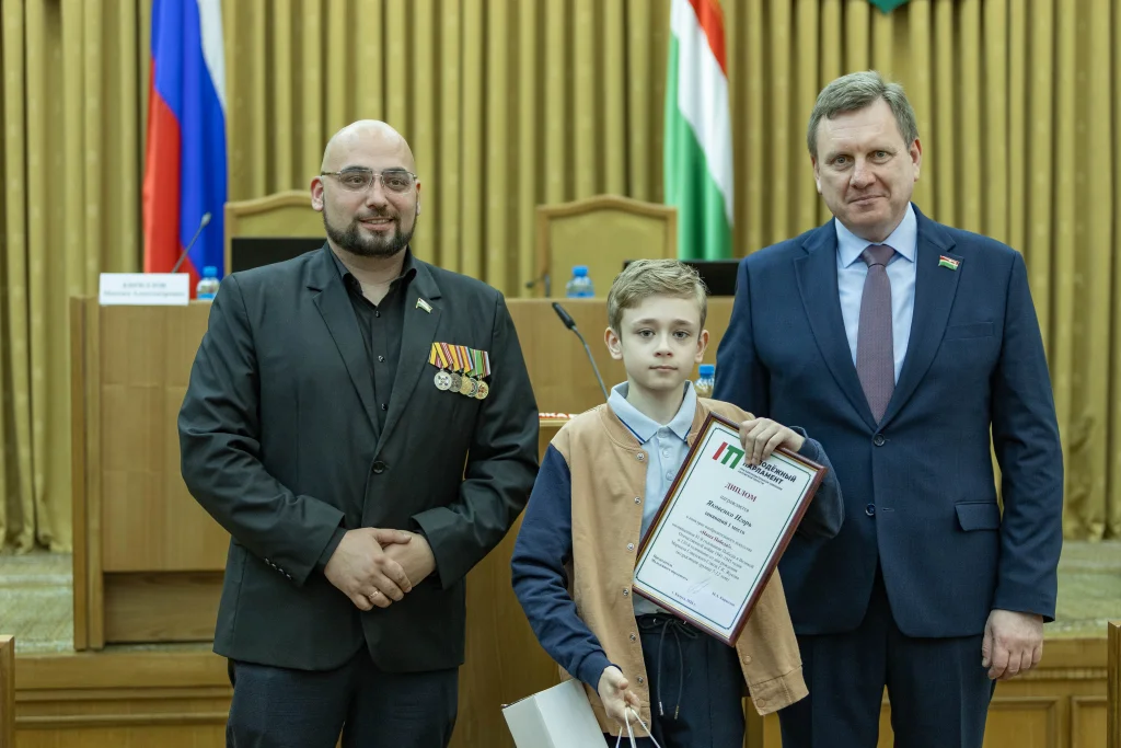 Геннадий Новосельцев наградил победителей конкурса «Наша Победа!»