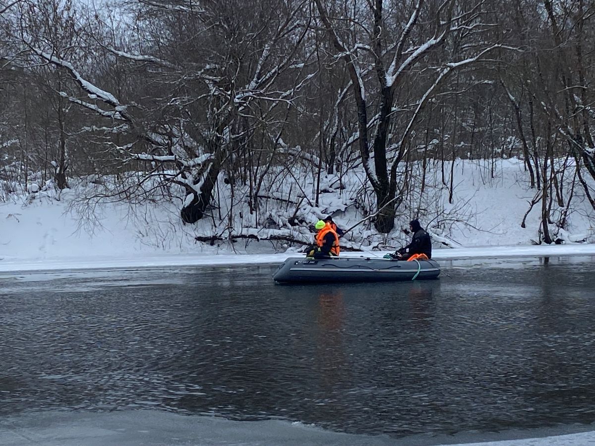 Поиски калужских спасателей пока безуспешны: в Брянске шестой день ищут попавших под лед детей