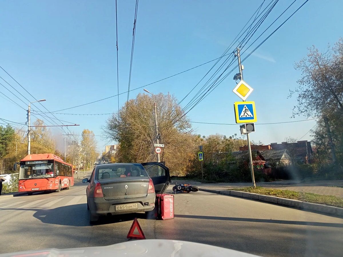 Доставщика еды сбили в центре Калуги