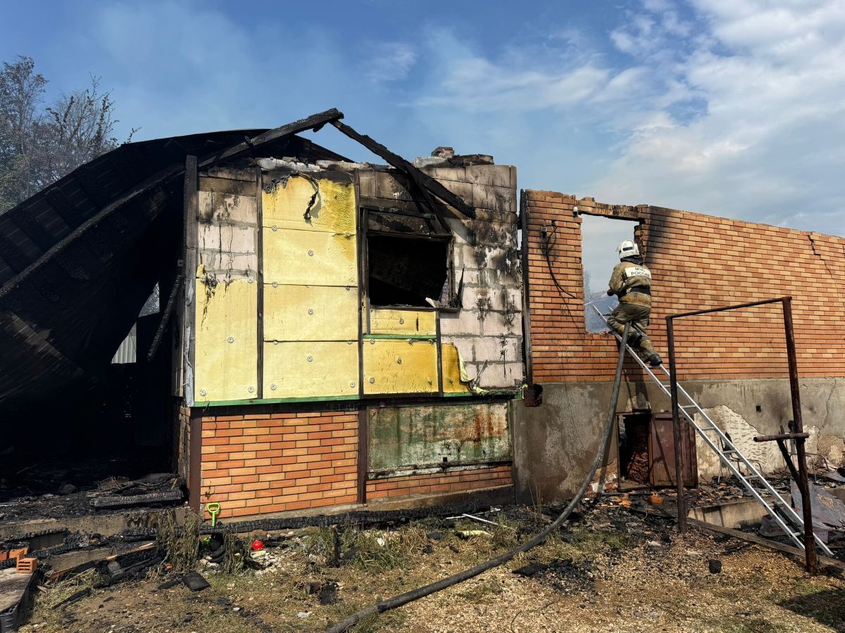 В калужском городе пожар уничтожил жилой многоквартирный дом