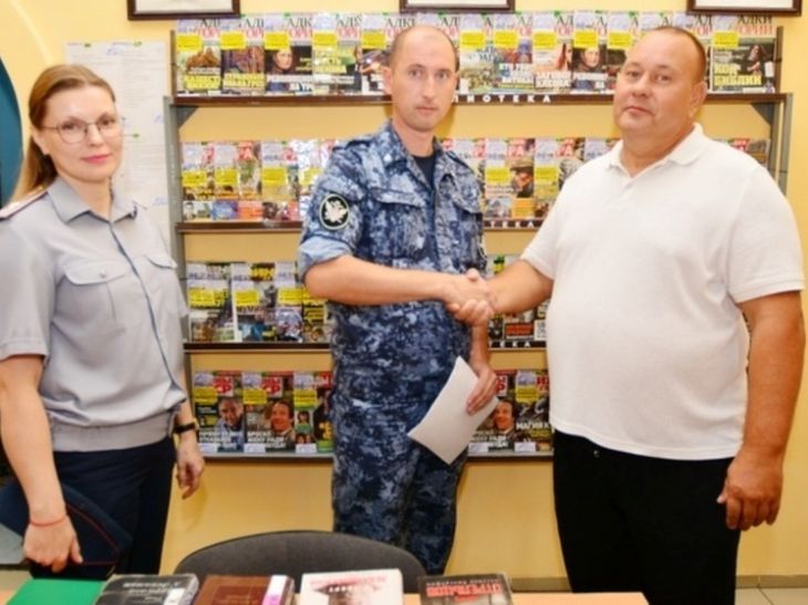 Библиотеку симферопольской ИК-1 пополнили 3600 книг
