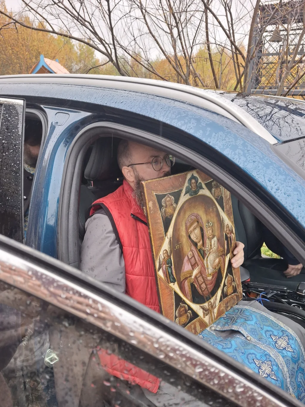 Правобережье Калуги окропили святой водой для защиты от вражеского нападения