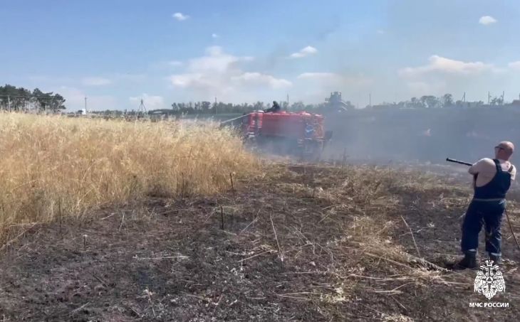 Под Симферополем тушат масштабный пожар
