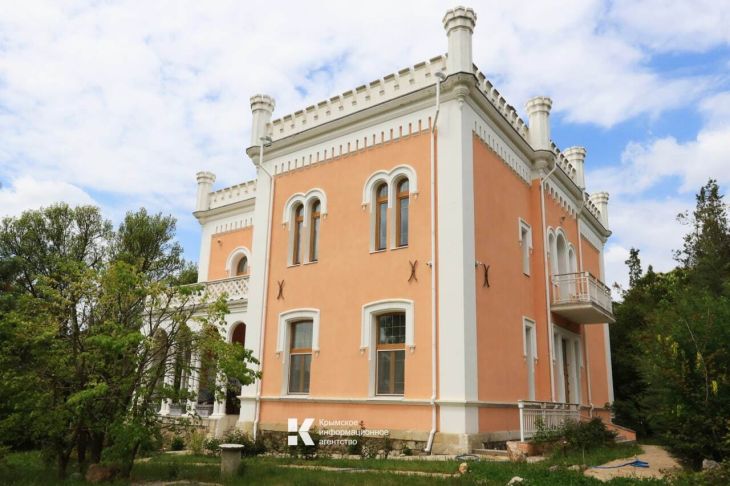 Семья москвичей спасла от разрушения старинный замок в Крыму
