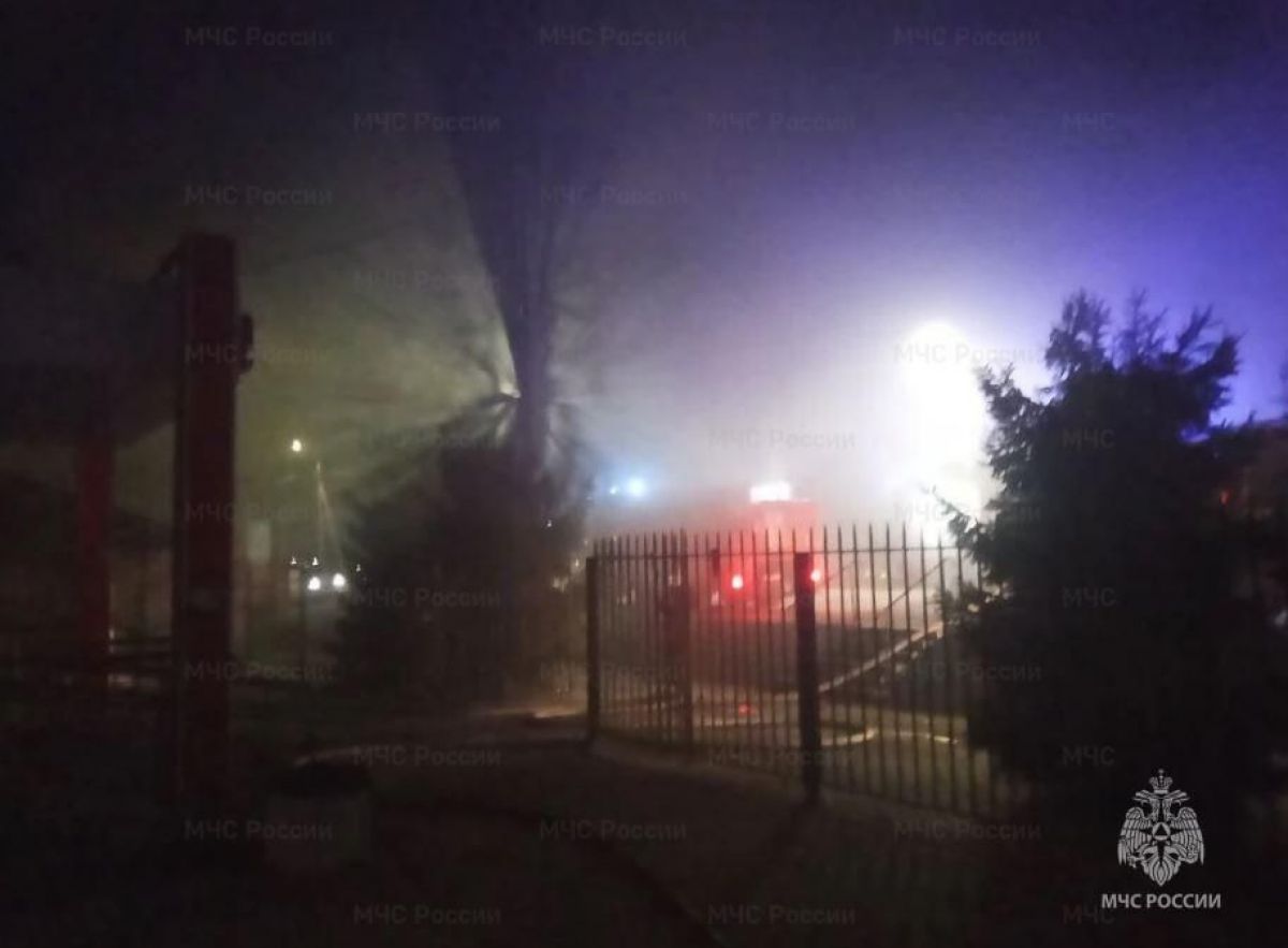 Двадцать человек тушили пожар в магазине в Жуковском округе