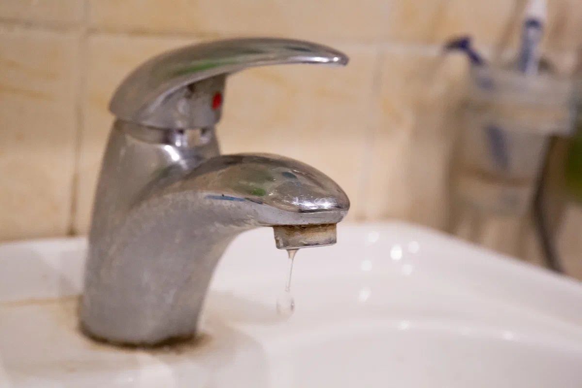 Юхнов остался без воды из-за порыва трубопровода