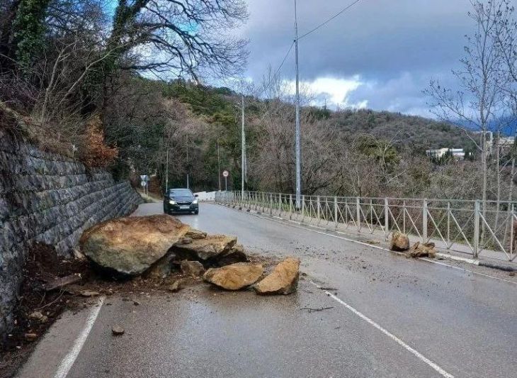Камни обвалились на дорогу Гончарное – Ялта