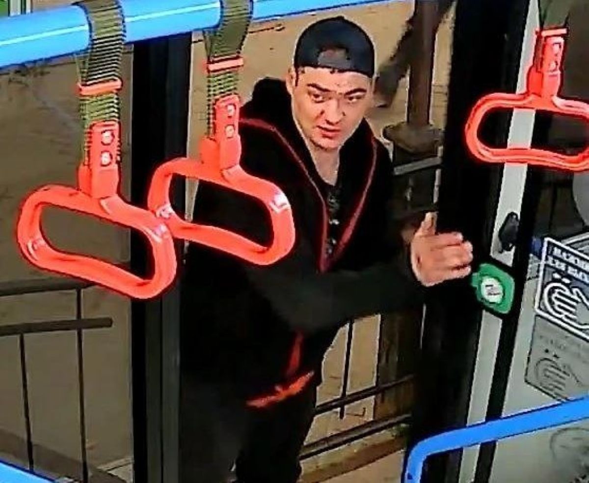Сломавшим двери троллейбуса калужанином займутся правоохранительные органы