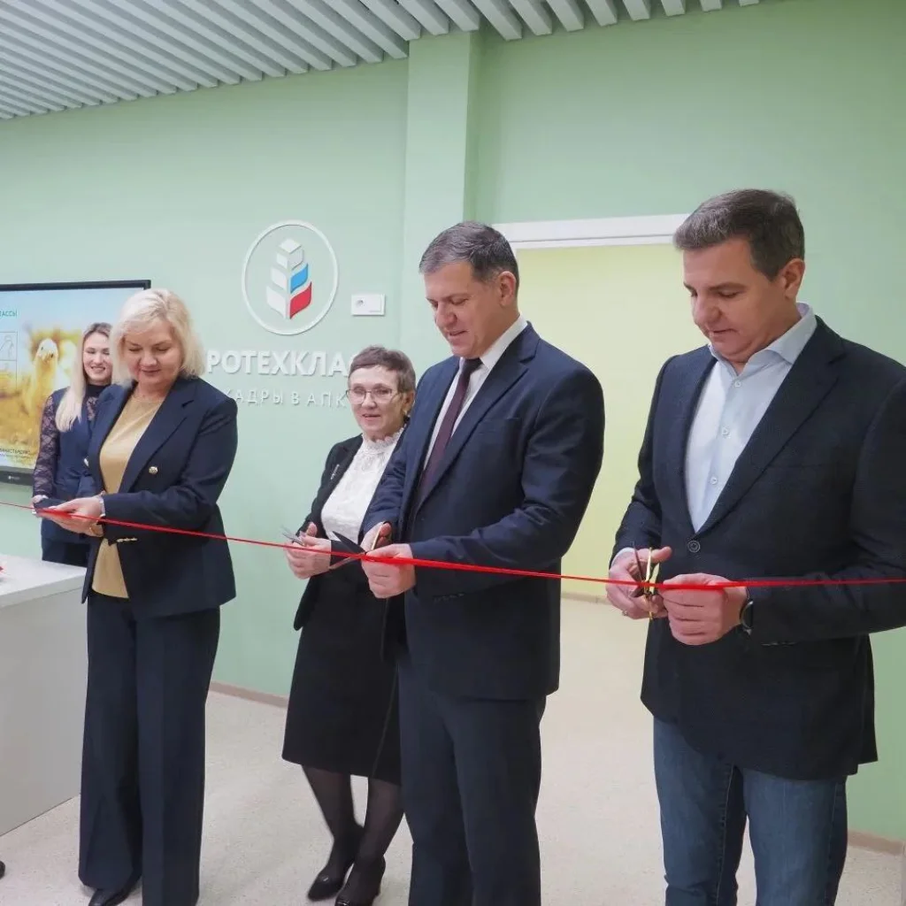 Школьники Дзержинского округа изучают птицеводство на современном оборудовании в открытом агроклассе