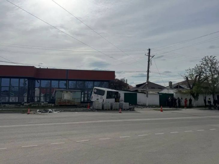 Рейсовый автобус врезался в бетонный забор частного дома в Белогорске