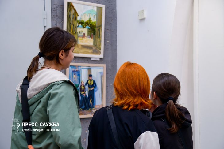В Евпатории открылась выставка живописи и графики «Евпаторийский бриз»