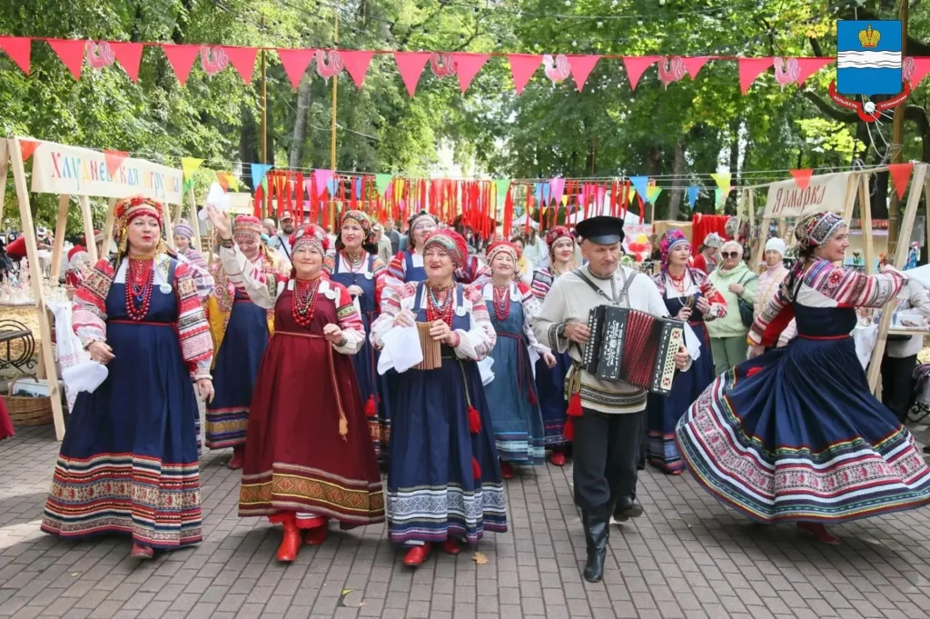 Калужские мастера показали хлудневскую игрушку и резьбу по дереву на фестивале