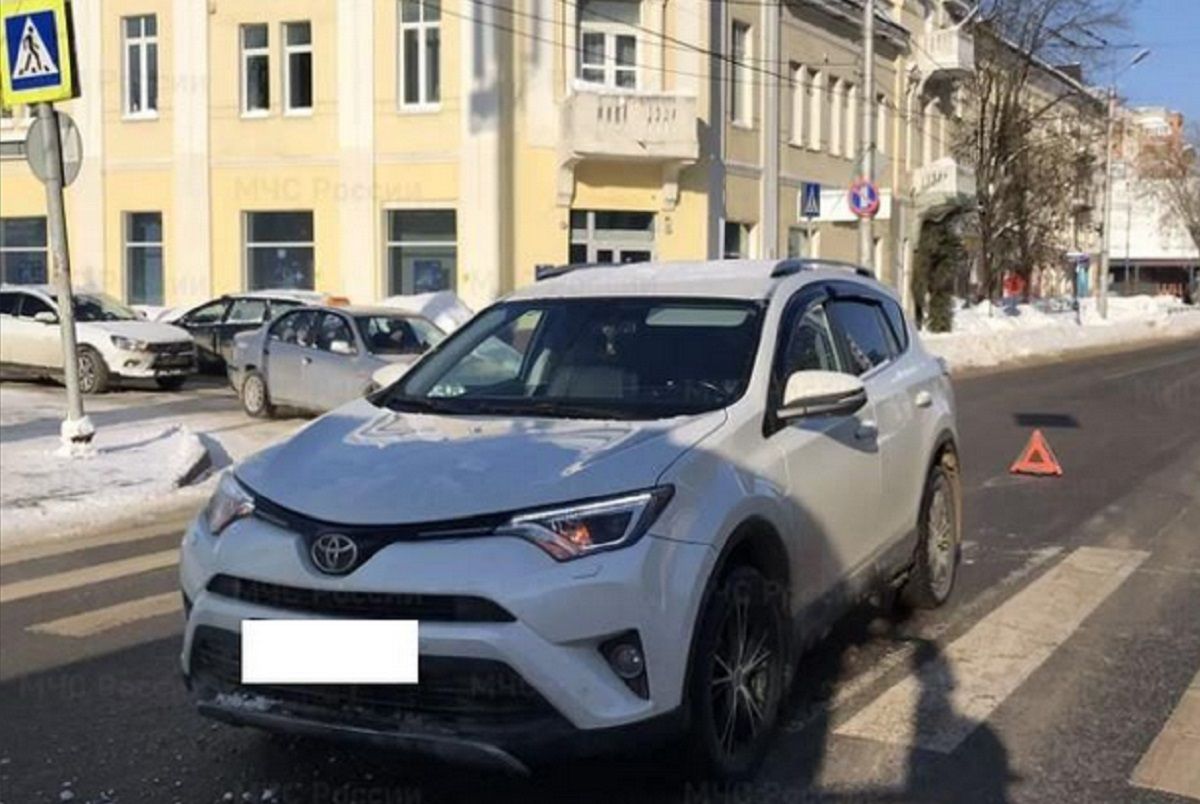 Двух человек на пешеходном переходе сбила иномарка в Калуге