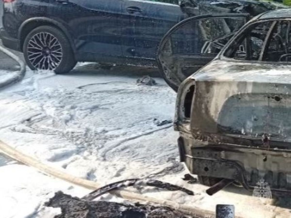 На калужской трассе столкнулись 2 автомобиля - начался пожар, пострадали люди