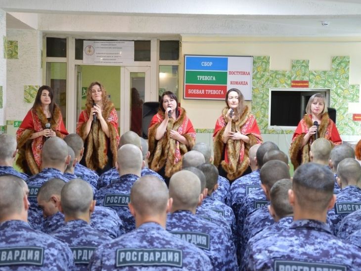 Народный ансамбль из Гурзуфа выступил перед сотрудниками Росгвардии в Ялте