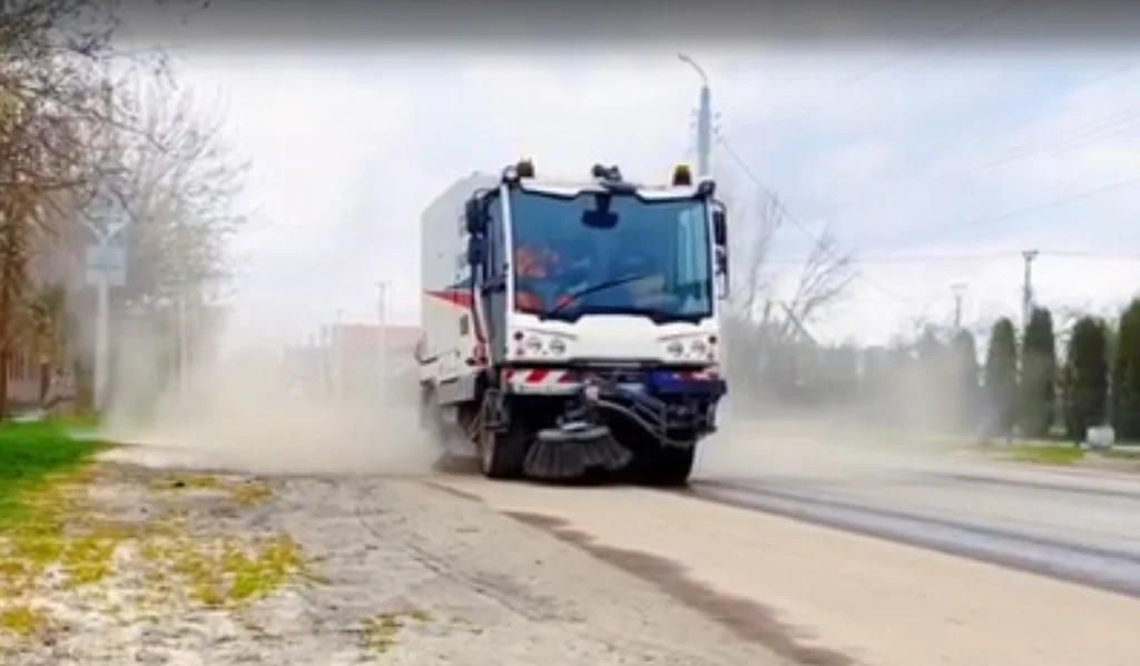 В Перемышле очищают дороги от песка