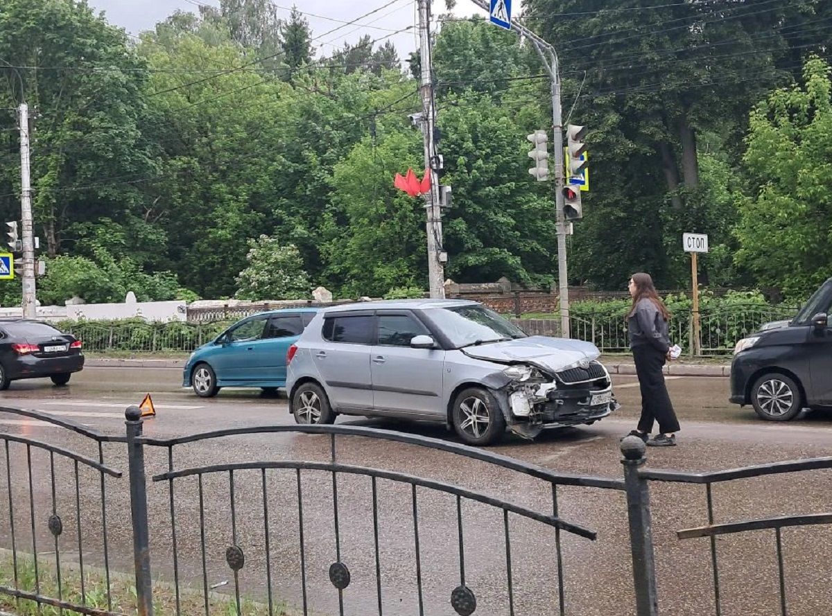 Две иномарки жестко столкнулись на Телевизионной в Калуге