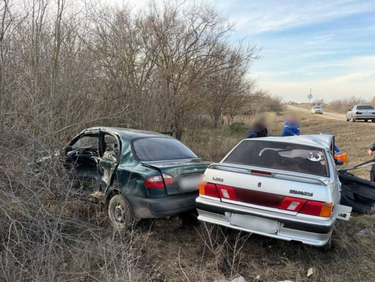 В районе села Урожаное ВАЗ 2115 выскочил на встречку и влетел в «Део»