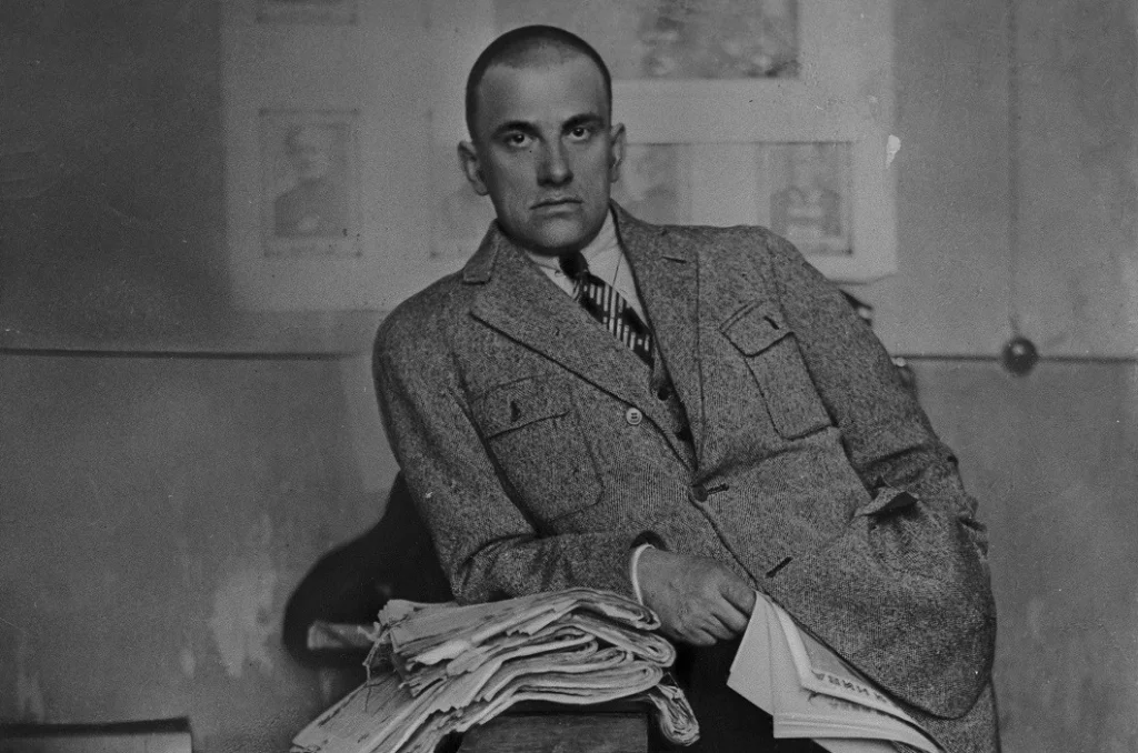 11 апреля Маяковский отправился в Калугу