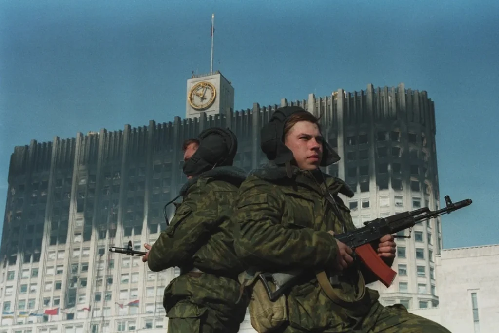 «Снайпер предупредил нас выстрелом»: кровавый путч 1993-го вспоминают калужане