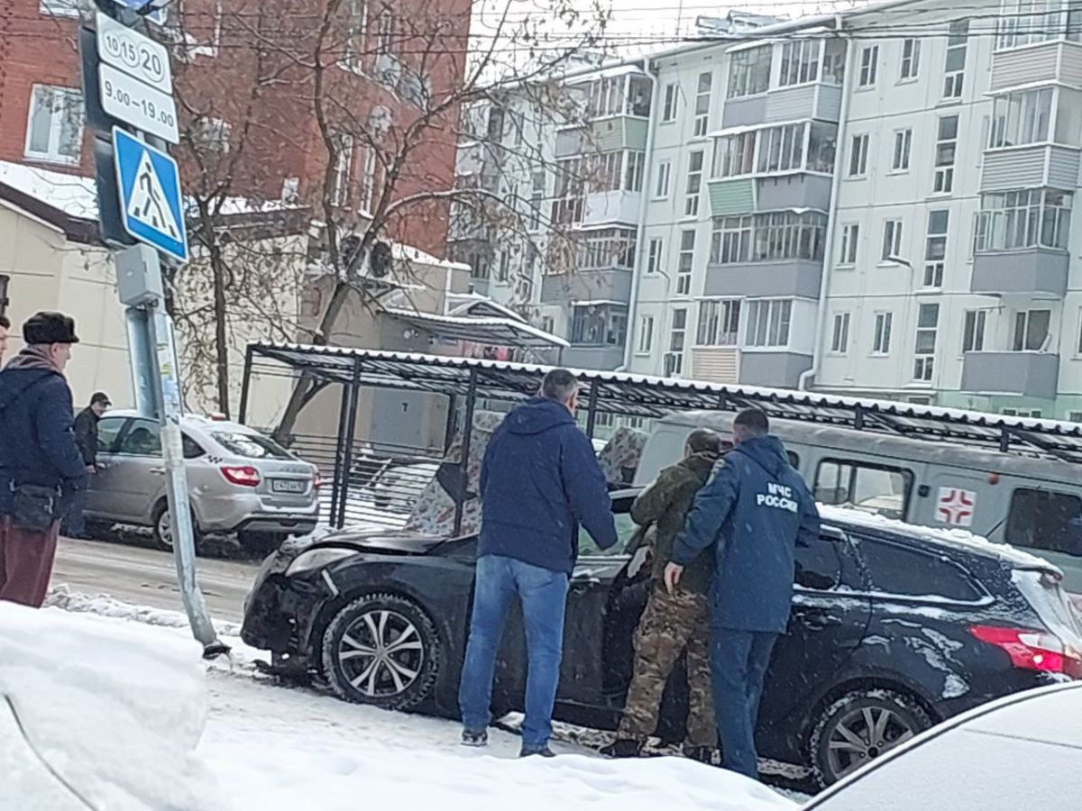 Водитель сбежал после ДТП со столбом на улице Суворова в Калуге