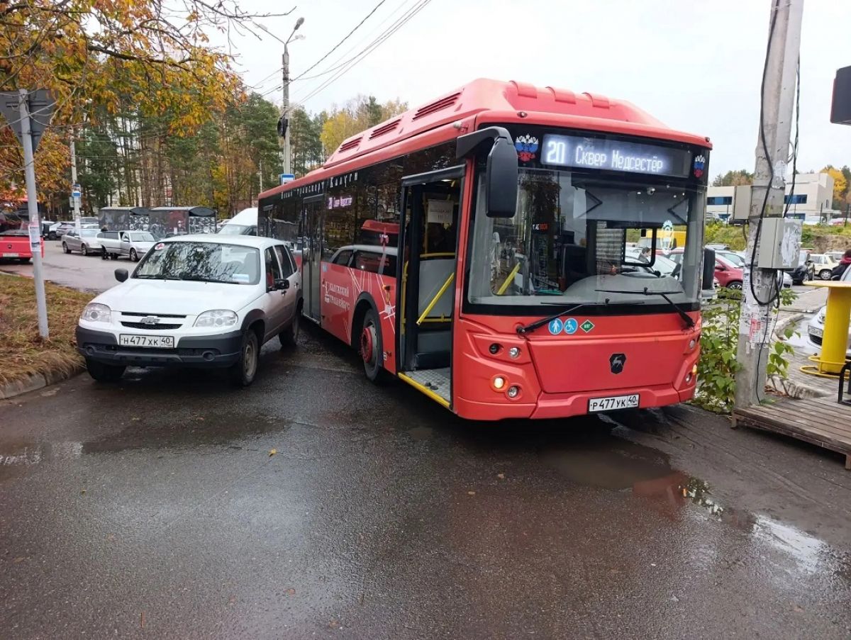 Брошенный автомобиль парализовал движение общественного транспорта в Калуге