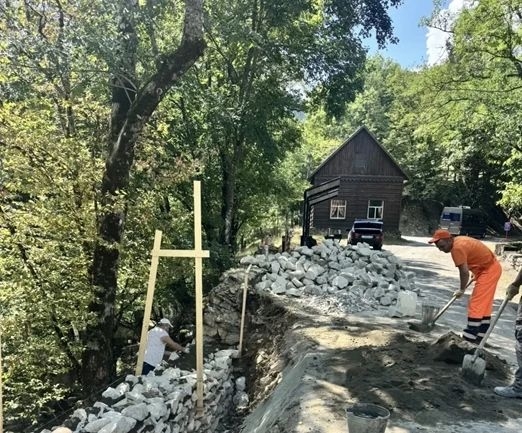 На участке дороги Ялта - Алушта до 28 августа завершат ремонт подпорной стены