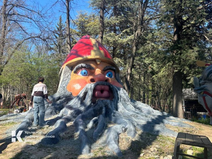 В Детском парке Симферополя обновили Поляну сказок