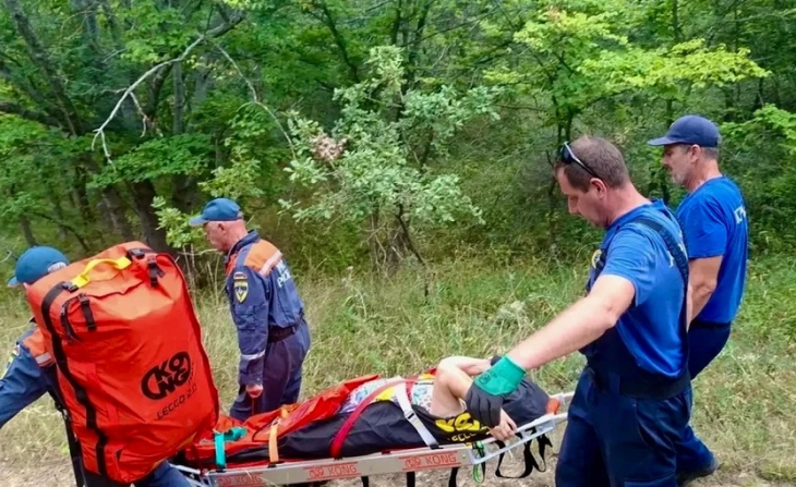 Спасатели эвакуировали туристку с травмой ноги в горах под Коктебелем